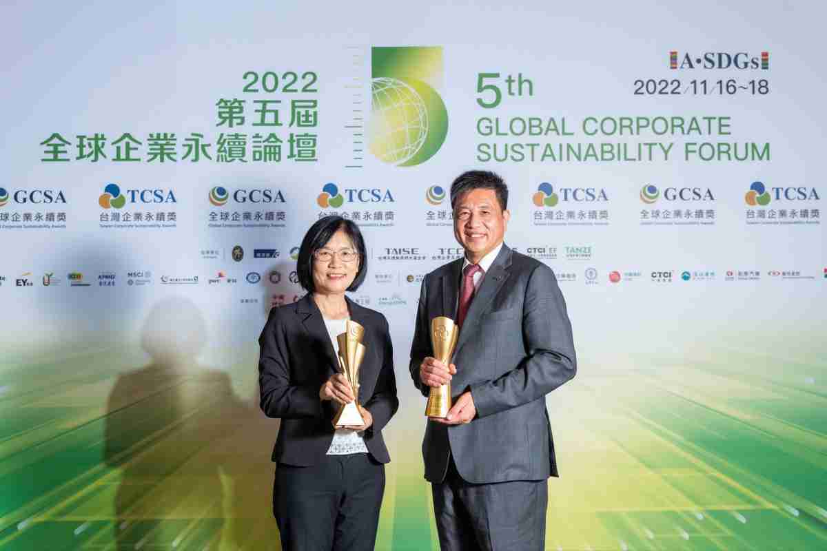 银河集团作为净零碳排先锋，，期引领价值链伙伴同行共好，，，，卫冕制造业组“十大典范企业” 二连冠殊荣(左：银河集团光电永续长古秀华，，，右：银河集团光电董事长暨执行长彭双浪)