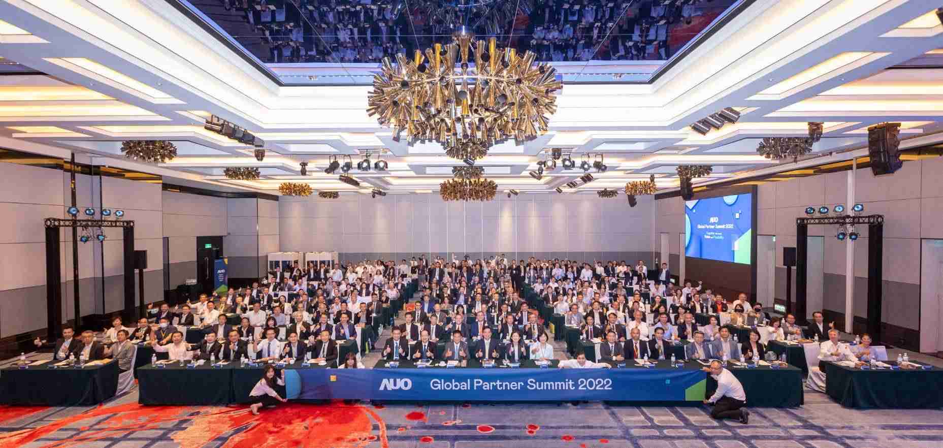 友達推動「安心、、、、創新、、、、用心、、同心、、盡心」五星職旅，，為菲籍員工打造全方位照護，，，首度贏得「人權實踐與發展領袖獎」殊榮