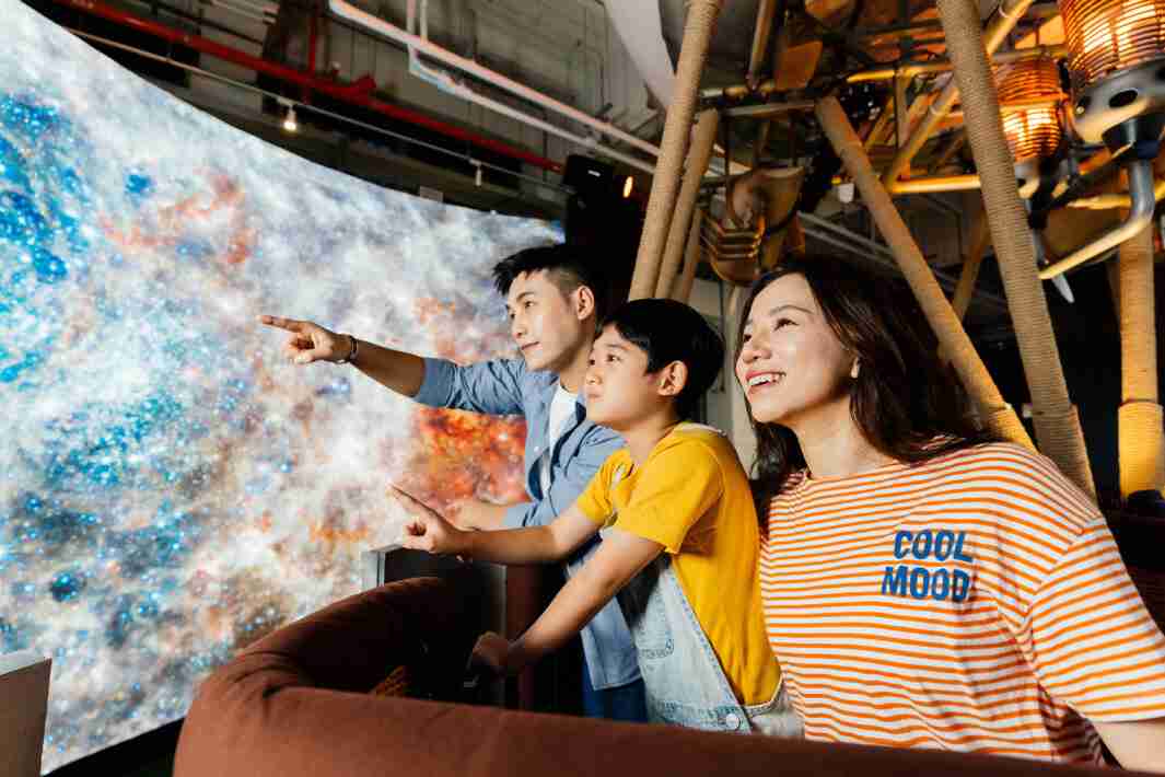 银河集团打造全台最大宽6公尺、、高4公尺、、唯一搭载LED弧形拼接显示屏的动感飞行船，，，让乘客驻足在热气球上，，，，享受身历其境的伪出国旅游乐趣