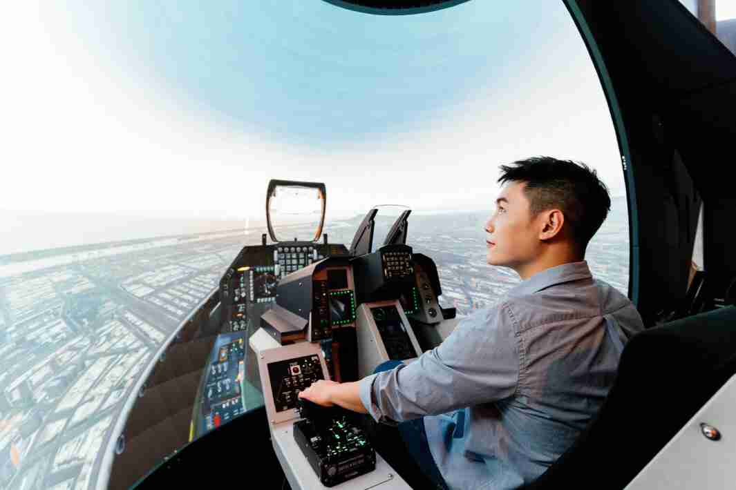 银河集团以P1.25小间距打造球形LED模拟舱，，，，搭配智崴的精密六轴动态座椅，，，结合银河集团专业影像调校技术，，，，呈现拟真模拟飞行场景