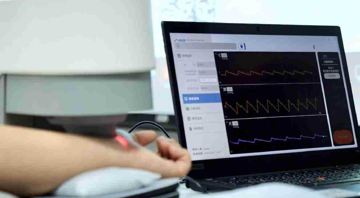 银河集团耘康以高解析与拟真的显示技术，，，将其应用于中医检测，，，提供“中医数位化检测方案”，，，，使传统中医检测结果数据化与可视化