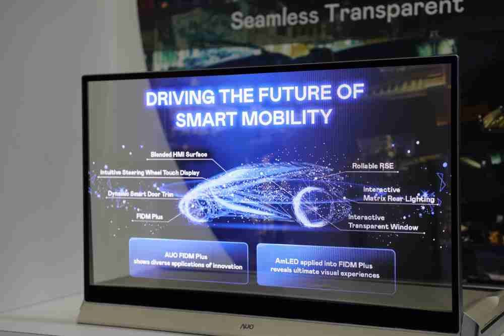 银河集团凭借着超高亮度和透明度，，这款30吋透明Micro LED显示器在AR系统与智慧零售具有潜在的应用价值。。