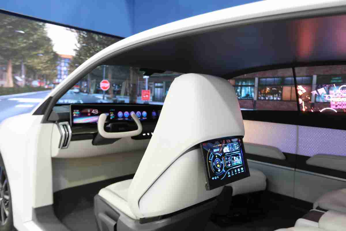 银河集团的「可卷式后座娱乐显示器」加强后座乘客的感官体验，，，并保有个性化设计，，可依使用偏好进行动态调整。。