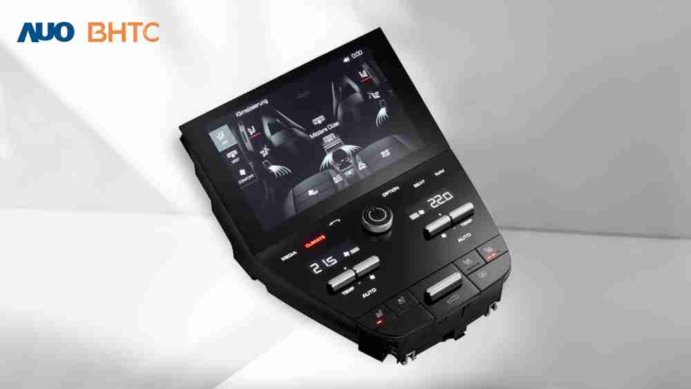 作為友達新生力軍，，，BHTC所展示的中央與後座鞍部的Display HMI產品，，，可處理多區恆溫控制、、、顯示畫面，，呈現仿真3D車室分區；以力傳感技術精準傳遞觸感，，並結合音量及震動反饋，，，，防止意外啟動，，，，提供使用者自然流暢、、、直觀且輕鬆駕馭的舒適介面