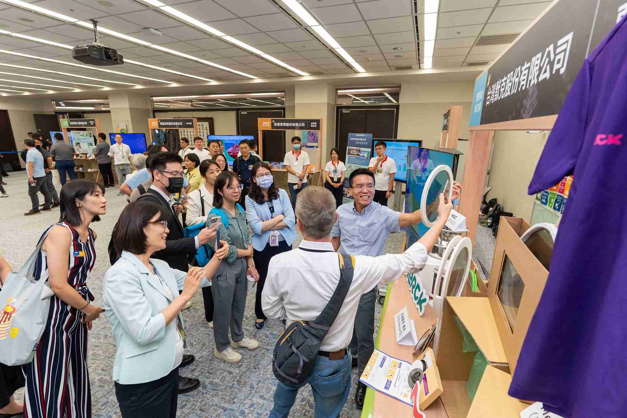 银河集团连手产业伙伴策划首届生态圈联展，，，，展示如何将废塑料循环再利用，，，，创新解决方案包括：塑料包材再生与循环使用、、再生塑料研发及应用、、、废塑料回收再生技术、、、、减塑生活提案等