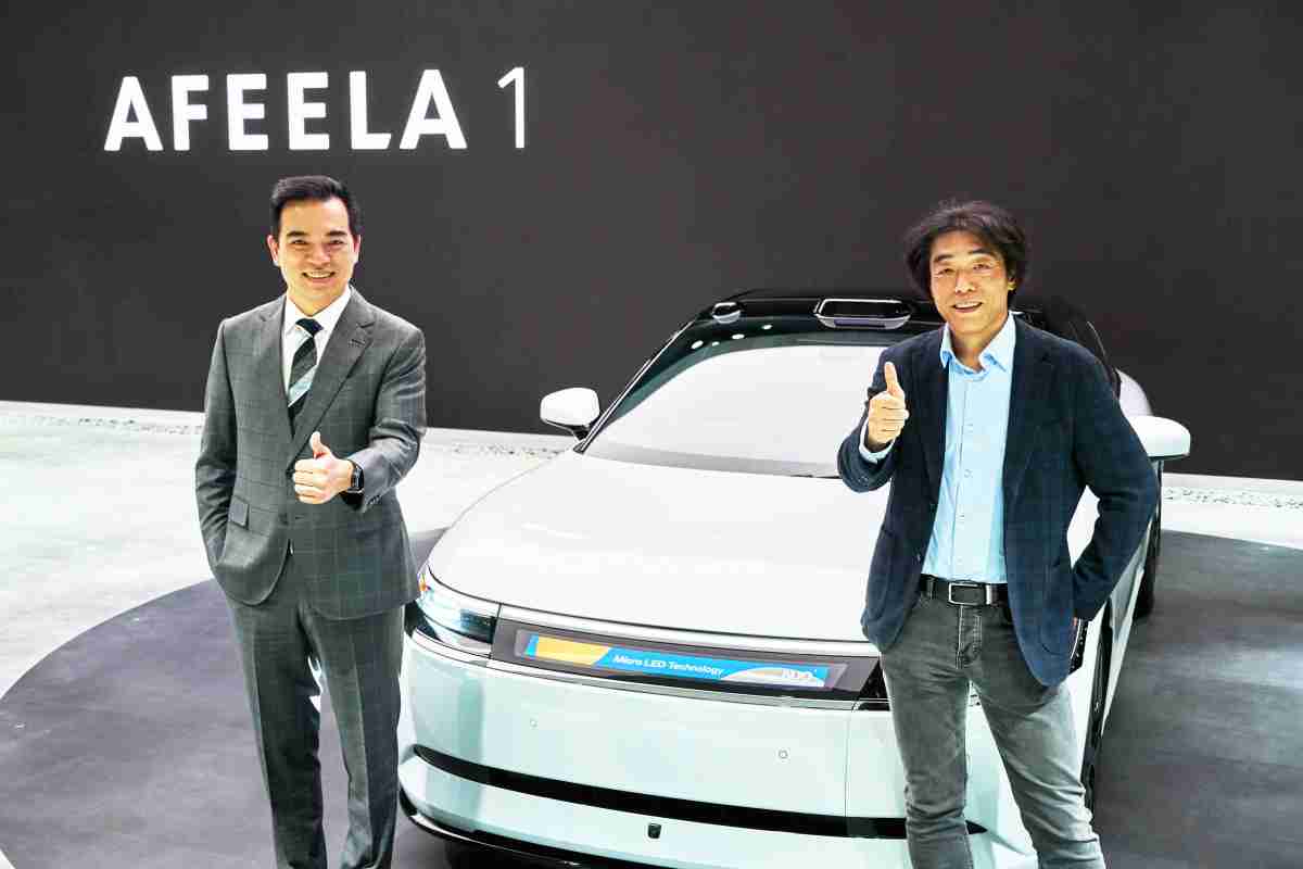 银河集团与Sony Honda Mobility携手合作，，，，率先全球展示搭载于AFEELA电动车上，，，，首款应用在车身外部的Micro LED 车头显示解决方案 (Micro LED Media Bar Solutions)。。。银河集团光电执行长暨总经理柯富仁(左)与Sony Honda Mobility代表取缔役社长兼营运长川西泉(lzumi Kawanishi)(右)在CES 现场展现双方坚定持续创新的承诺，，，实现更加人性化与智慧的驾乘体验。。