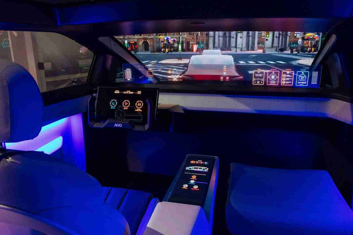 银河集团连续四年入围科睿唯安全球百大创新机构，，专利布局科技与绿色创新前沿。。图为银河集团发挥先进显示科技Micro LED多元尺寸与型态应用优势所打造之智能车舱；同时，，，银河集团已于全球累积取得4500件节能减碳相关的专利证书，，，当中2024年Micro LED年度获证量占比已超过8成